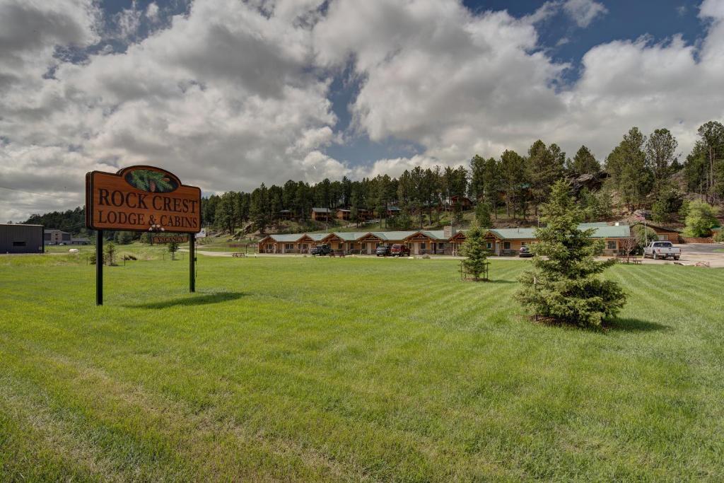 um sinal de motel rockstar no meio de um campo em Rock Crest Lodge & Cabins em Custer