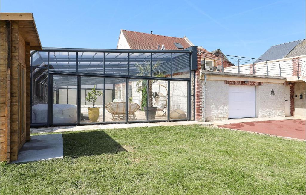 eine Glaserweiterung eines Hauses mit einem Hof in der Unterkunft Le Loft De La Grange 