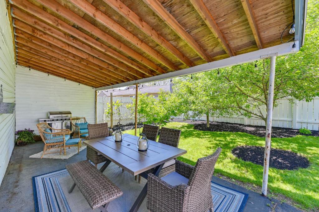 une terrasse avec une pergola en bois, une table et des chaises dans l'établissement Lovely Hammondsport Home, Walk to Keuka Lake!, à Hammondsport