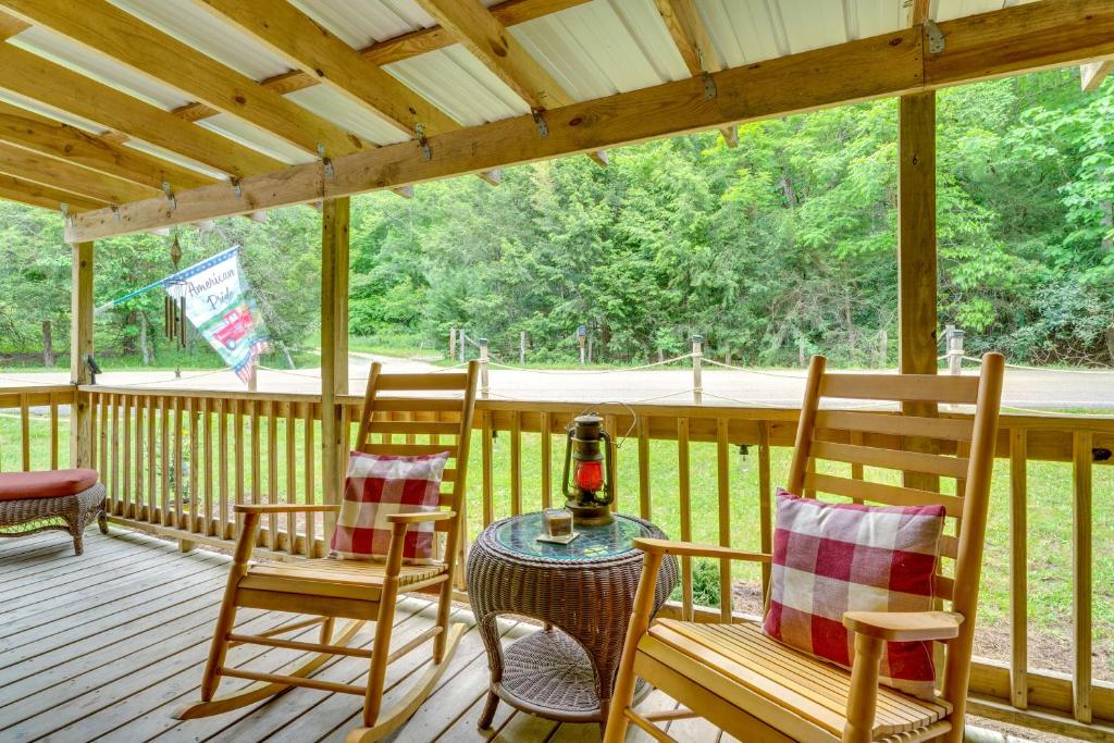 - une terrasse couverte avec 2 chaises et une table dans l'établissement Banner Elk Vacation Rental with Covered Deck!, à Banner Elk