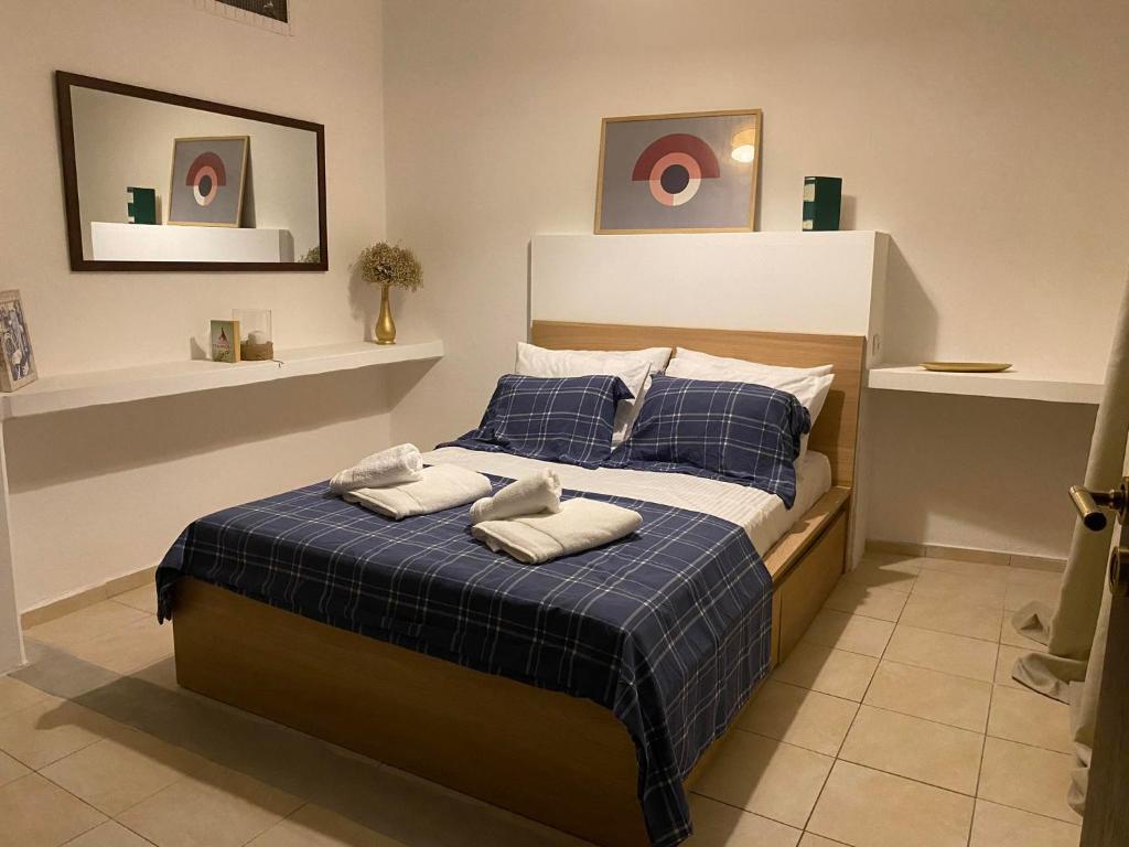 a bedroom with a bed with two towels on it at Popi's Apartment in Goníai