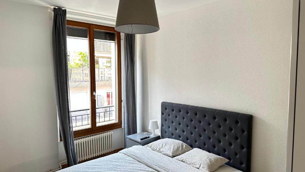 Postel nebo postele na pokoji v ubytování Quartier de Plainpalais