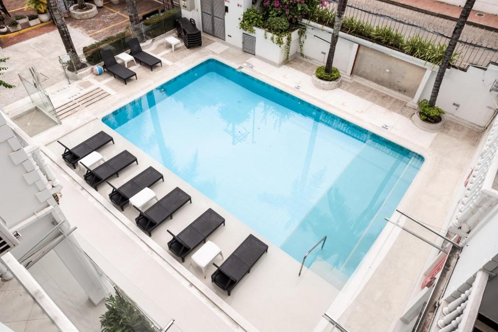 an overhead view of a large swimming pool with chairs at Hotel Manantial Melgar in Melgar