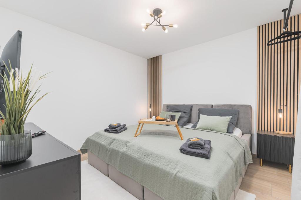 Un dormitorio con una cama con una mesa. en Lemon Suites Apartment in Stetten, en Leinfelden-Echterdingen