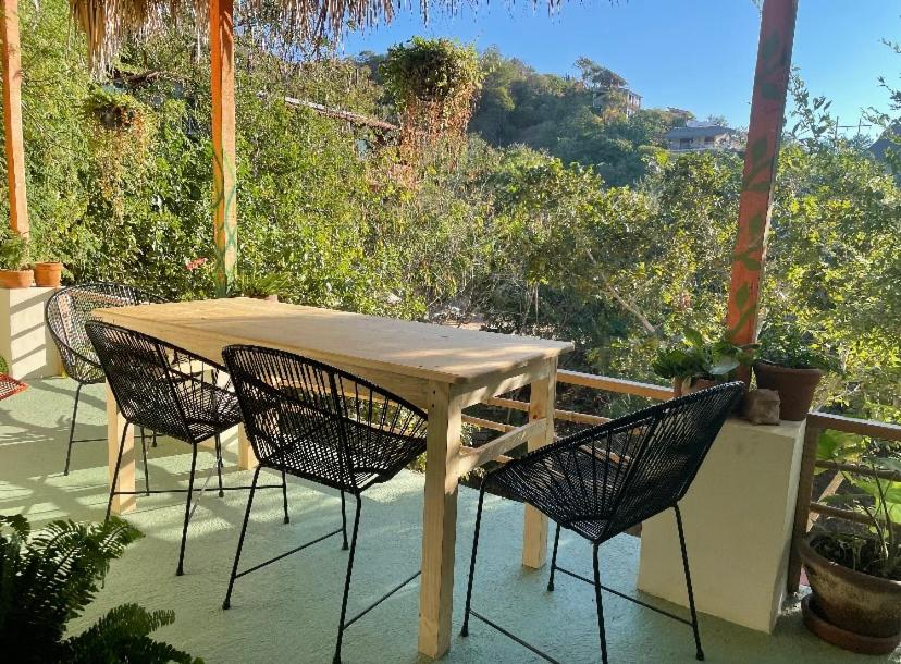 una mesa y sillas en un patio con vistas en Beautiful 2 bedroom apartment, en Santa María Tonameca