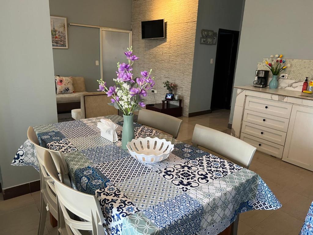 mesa de comedor con mantel azul y blanco en Departamento inteligente en Puyo, en Puyo