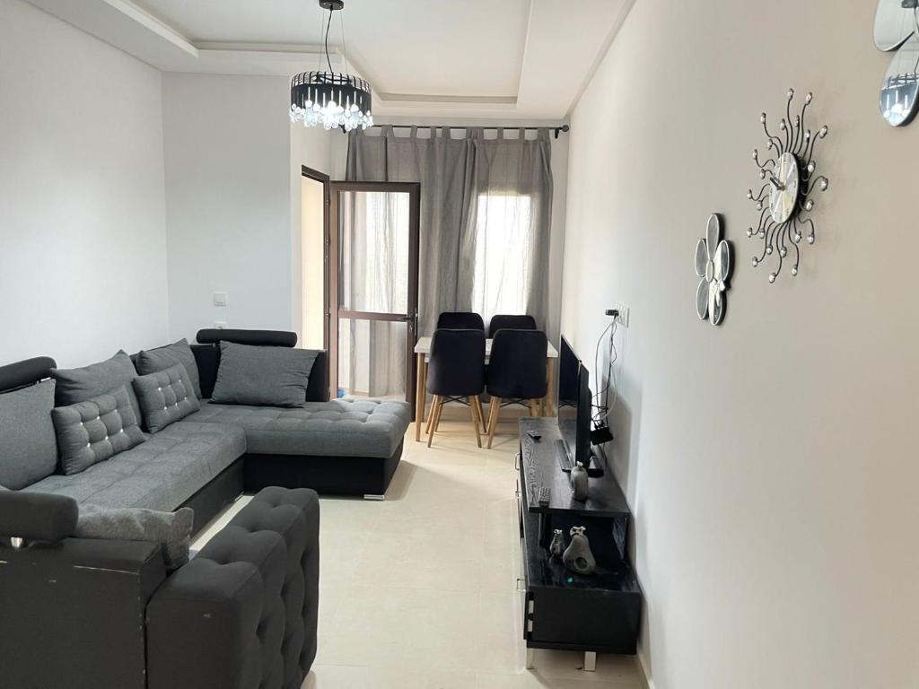 a living room with a couch and a table at Résidence Colina Smir in M'diq