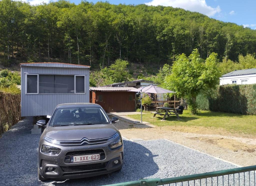 ein in der Einfahrt eines Hauses geparkt in der Unterkunft Le Beau Rivage - M24 in Trois-Ponts