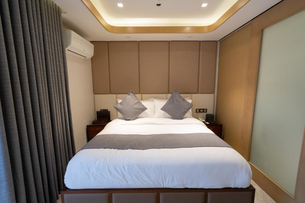 Postel nebo postele na pokoji v ubytování One Euphoria Luxe Hotel