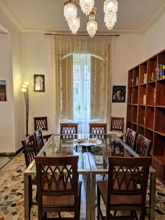 jadalnia z dużym szklanym stołem i krzesłami w obiekcie OS Garden - Maison de Charme w mieście Salerno