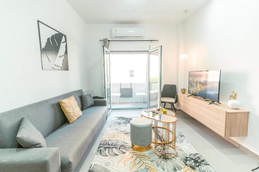 uma sala de estar com um sofá e uma mesa em City Apartment 58 - 5min to Kos Beach em Cós