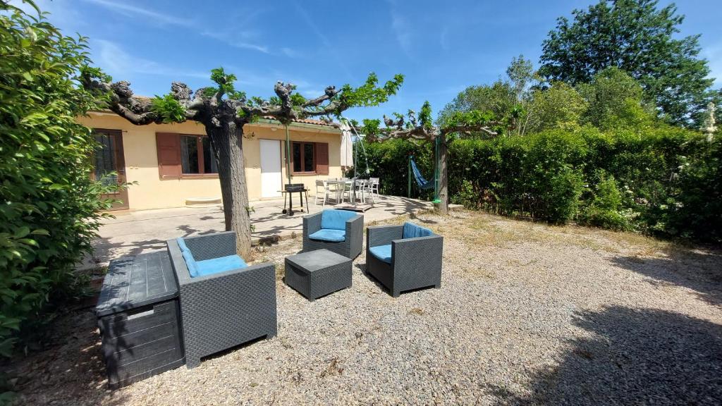 un groupe de chaises assises dans une cour dans l'établissement locations T2 et T3 entre Fréjus et Ste Maxime, au Muy