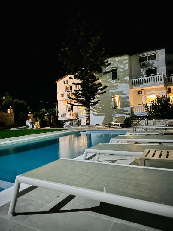 Bazén v ubytování Cost Mari Almyrida New by ZAGO Boutiqe hotels nebo v jeho okolí
