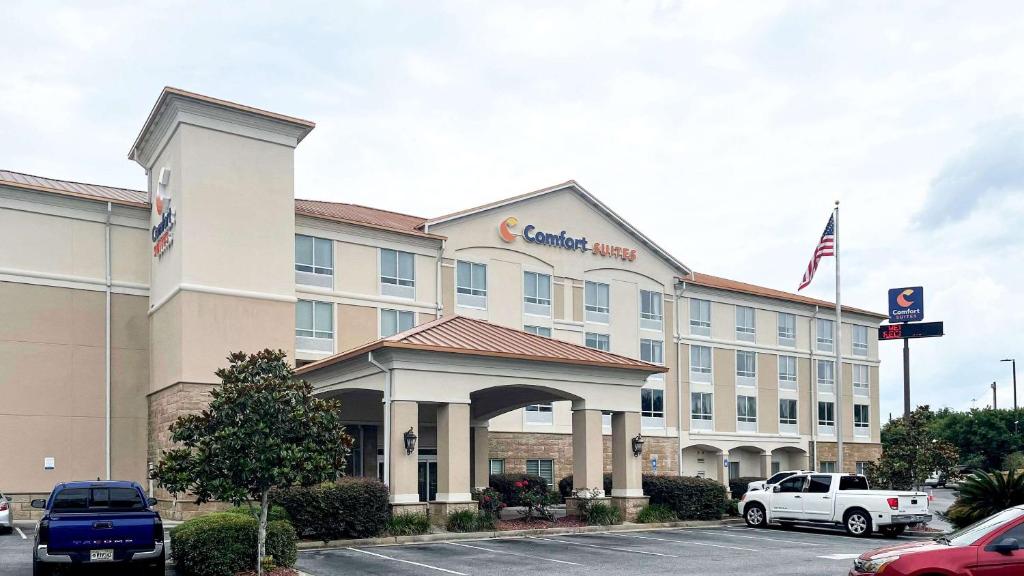 een hotel met auto's geparkeerd op een parkeerplaats bij Comfort Suites in Valdosta