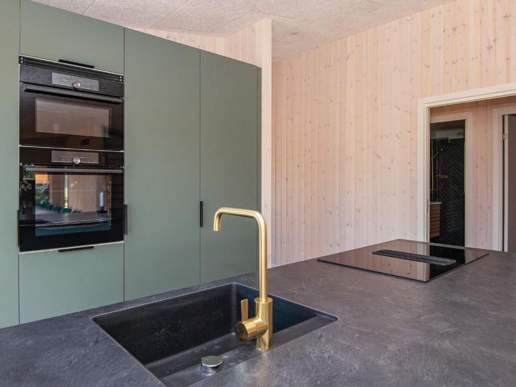 Kuchyň nebo kuchyňský kout v ubytování Holiday home Glesborg LXXXIX