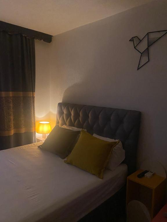 Postel nebo postele na pokoji v ubytování ZANI Hostel