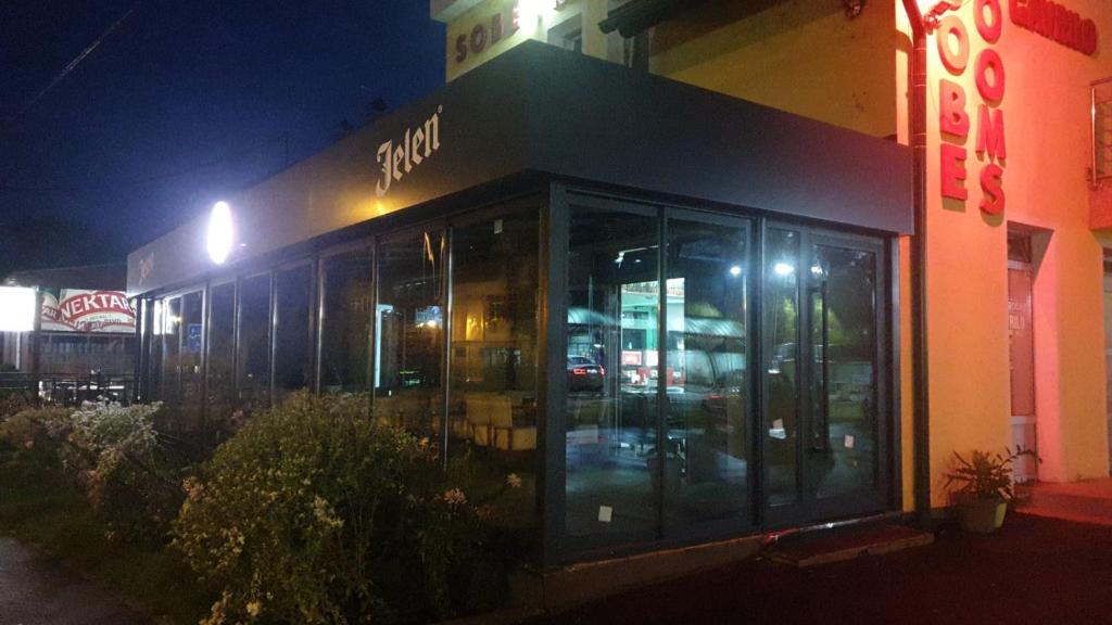 restauracja ze szklanymi drzwiami po stronie budynku w obiekcie SOBE ROOMS GAVRILO w mieście Banja Luka