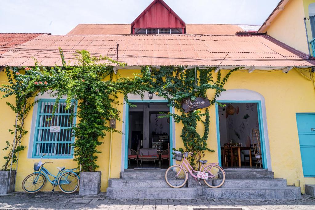zwei Fahrräder, die vor einem gelben Haus geparkt sind in der Unterkunft Casa Ramona in Flores