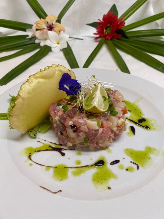 ホテルの敷地内または近くでの食事または食べ物