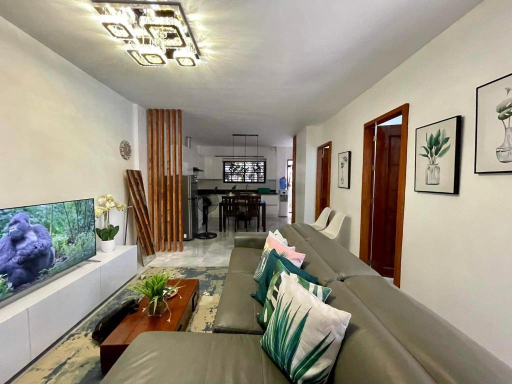 uma sala de estar com um sofá e um aquário em MARLS PLACE FULLY FURNISHED, 4 mins walk to SM MALL and GAISANO MALL FB name Marls Place em Butuan