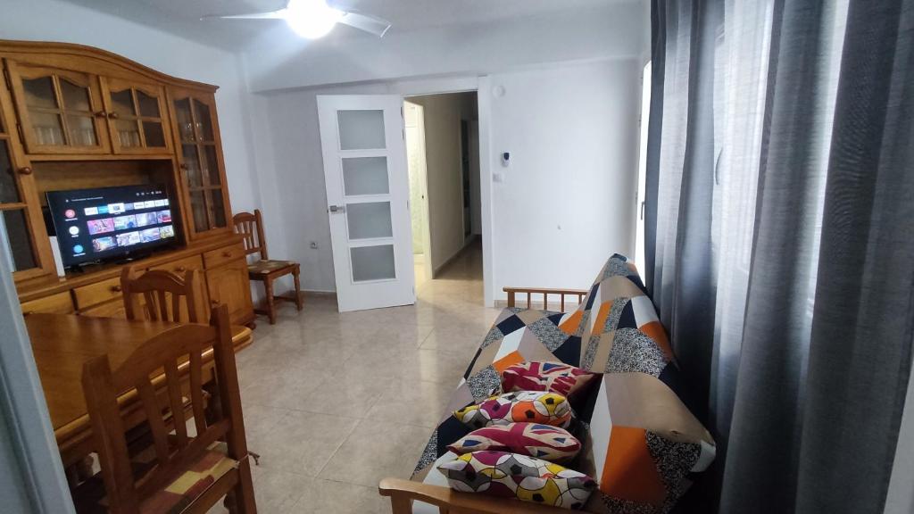 TV a/nebo společenská místnost v ubytování apartamento 20 metros playa WIFI SMART TV