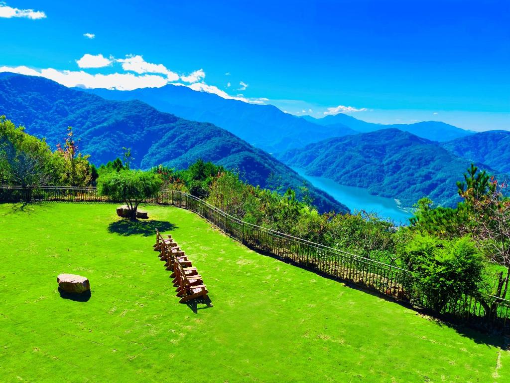 a green field with a view of a mountain at Junyi Landscape Villa in Ren'ai