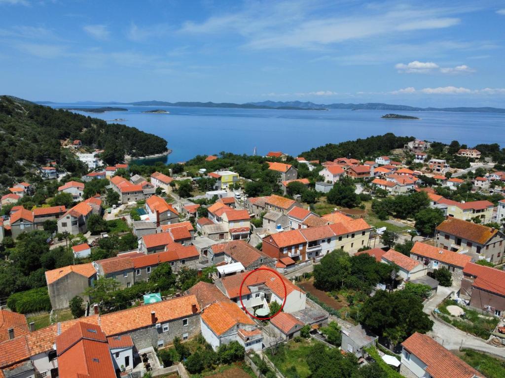 una vista aerea di una città vicino all'acqua di Holiday house with WiFi Sali, Dugi otok - 17797 a Sali (Sale)
