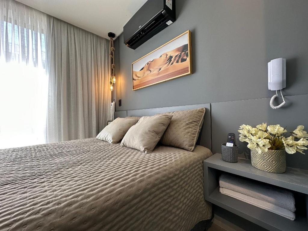a bedroom with a bed and a window at Studio em frente a praia do Bessa in Tambaú