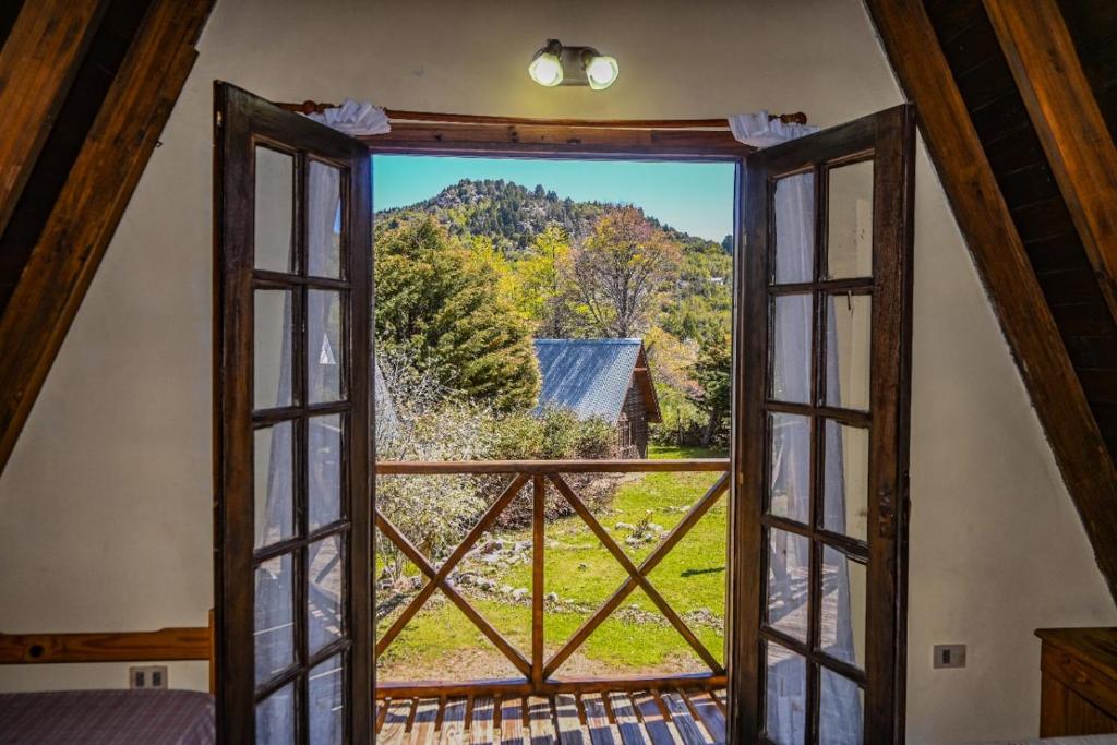 una ventana abierta con vistas a la montaña en Cabañas Rio Hermoso en Cerro Negro