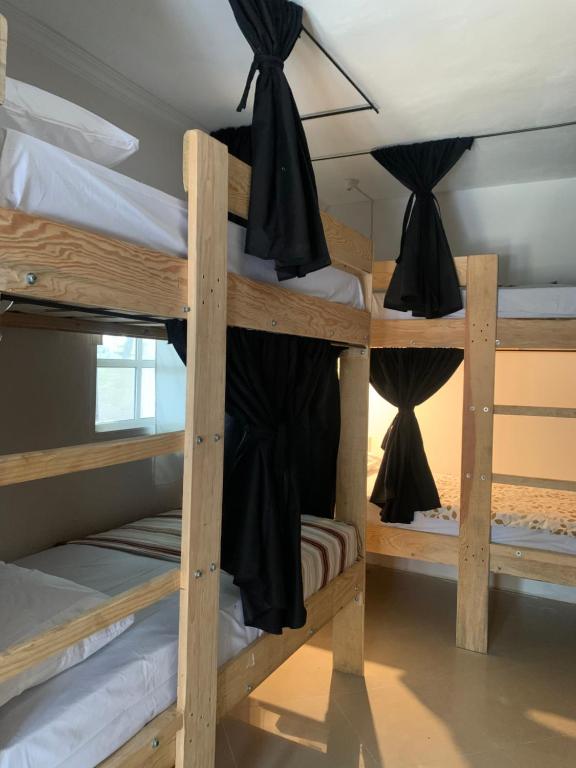 Våningssäng eller våningssängar i ett rum på Kin Hostal and Camping