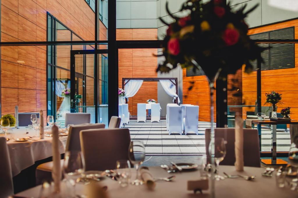 Reštaurácia alebo iné gastronomické zariadenie v ubytovaní Warsaw Plaza Hotel