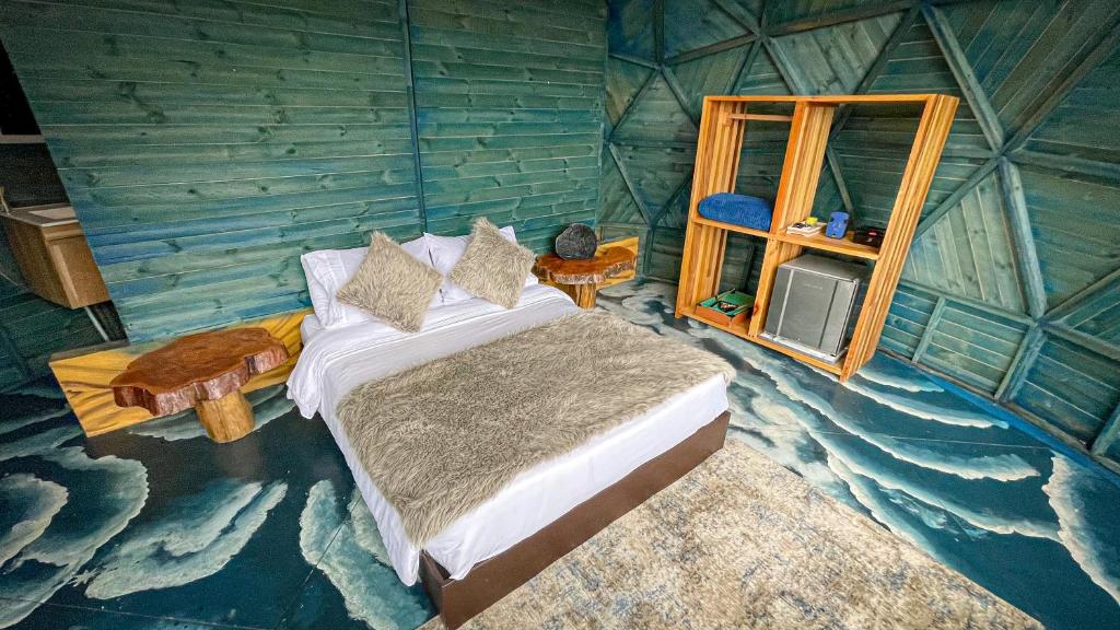 Rúm í herbergi á Glamping Magic Love
