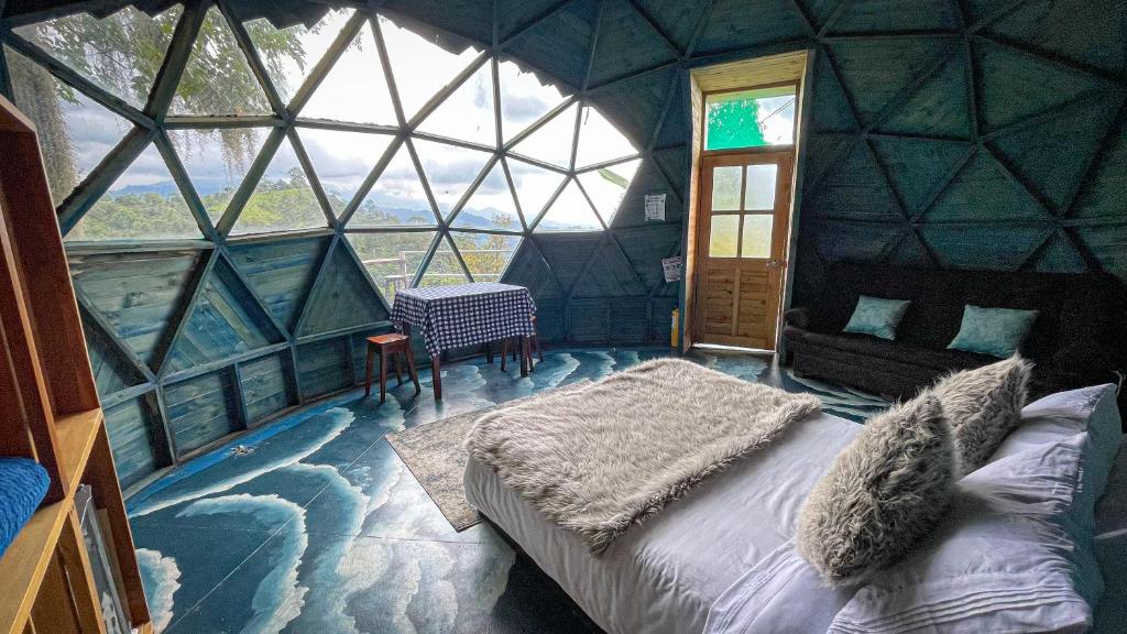 Rúm í herbergi á Glamping Magic Love
