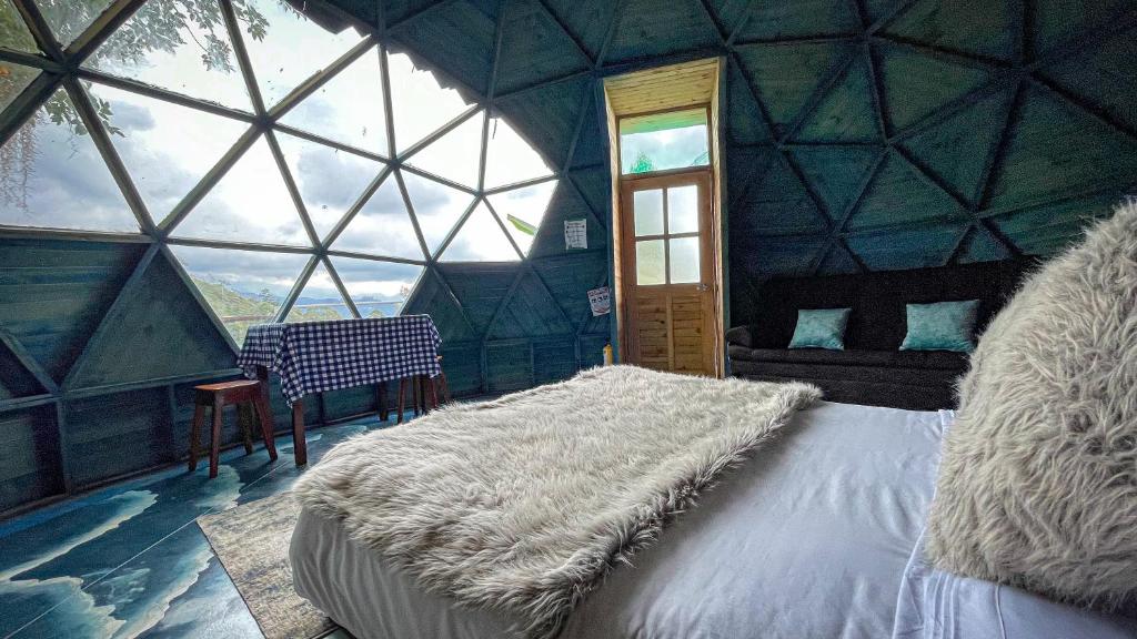 Rúm í herbergi á Glamping Magic Love