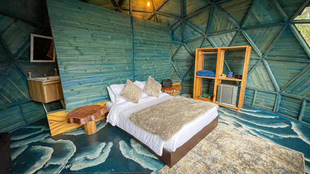 Rúm í herbergi á Glamping Magic Love