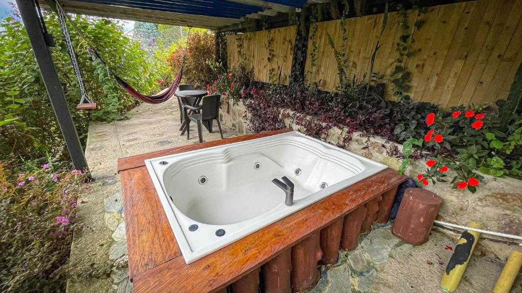 Garður fyrir utan Glamping Magic Love