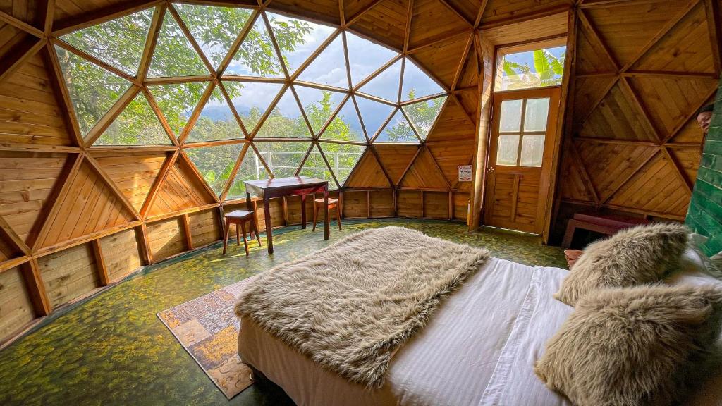 Rúm í herbergi á Glamping Magic Love