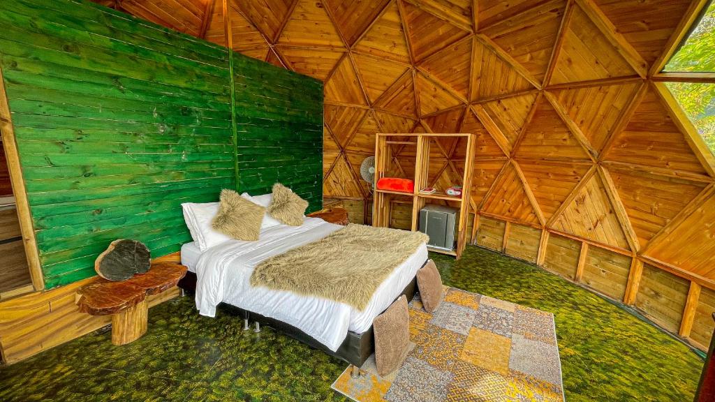 Rúm í herbergi á Glamping Magic Love