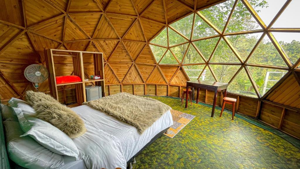 Rúm í herbergi á Glamping Magic Love