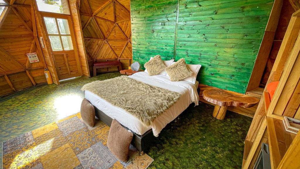 Rúm í herbergi á Glamping Magic Love