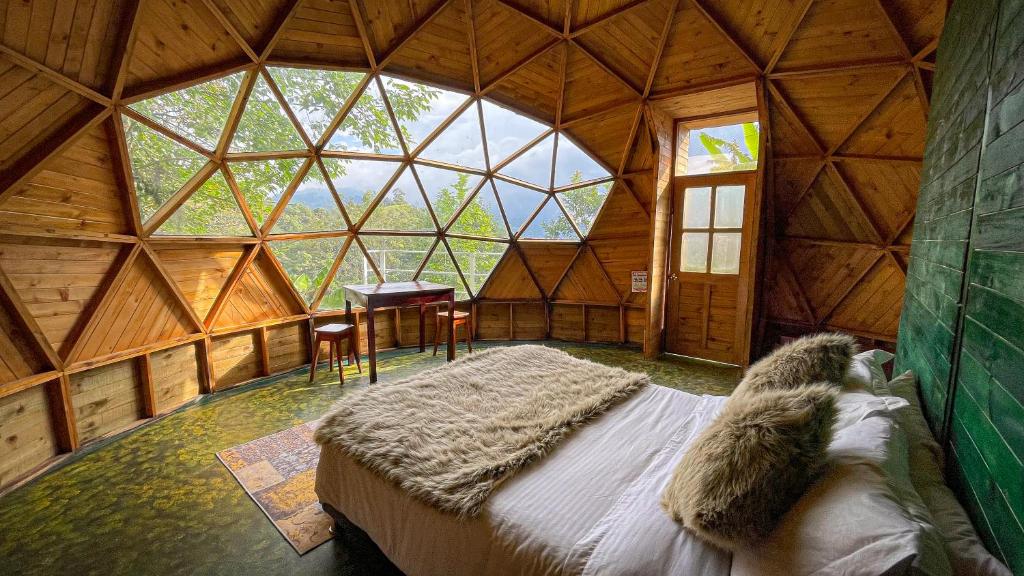 Rúm í herbergi á Glamping Magic Love