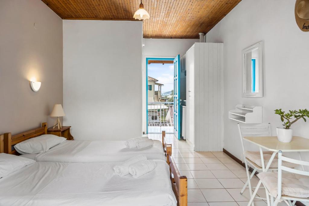 Postel nebo postele na pokoji v ubytování Oceanis Rooms