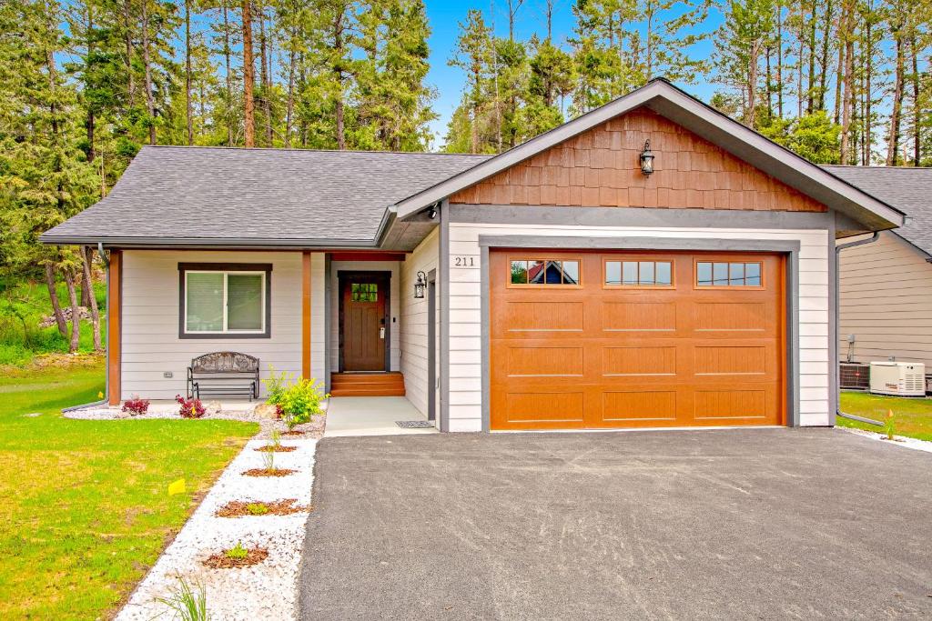 uma casa com uma garagem laranja com uma entrada em Lake Time em Lakeside