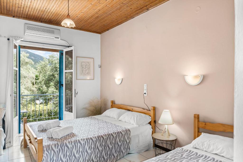 Postel nebo postele na pokoji v ubytování Oceanis Rooms