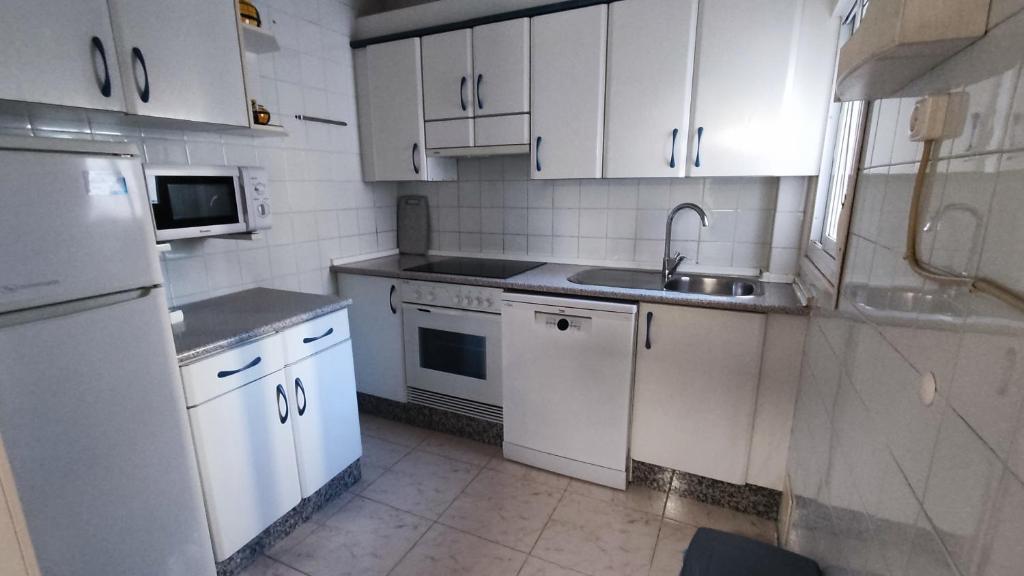 Kuchyň nebo kuchyňský kout v ubytování apartamento 20 metros playa WIFI SMART TV