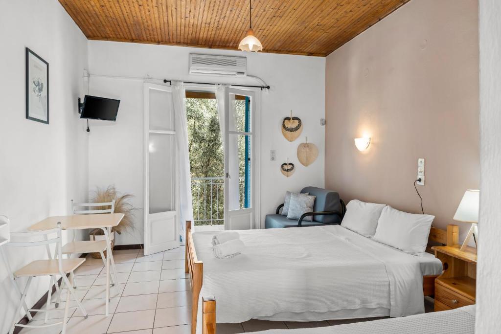 Postel nebo postele na pokoji v ubytování Oceanis Rooms