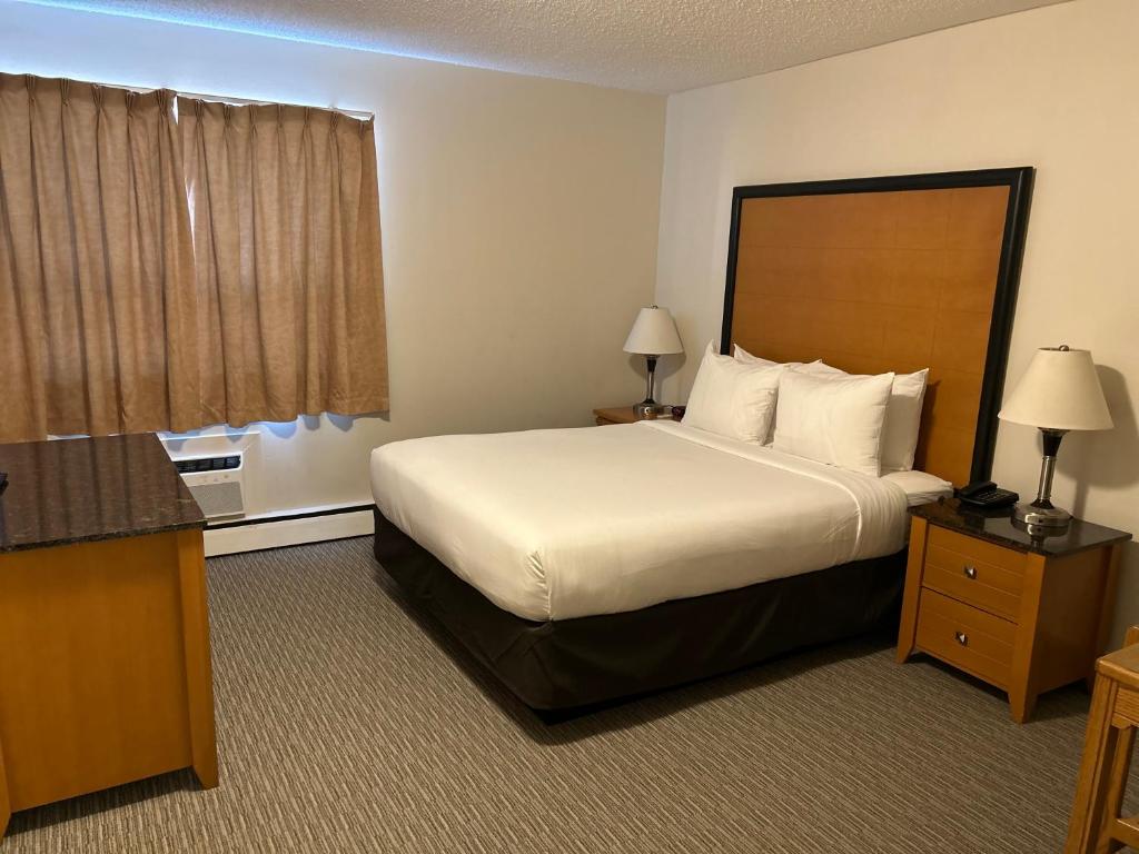 pokój hotelowy z łóżkiem i oknem w obiekcie Anavada Inn & Suites - Grande Prairie w mieście Grande Prairie
