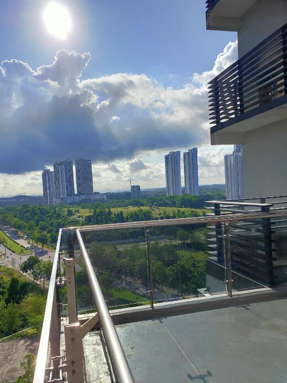 Balkón nebo terasa v ubytování D Bunga مسلم Homestay Pool View Legoland Nusajaya