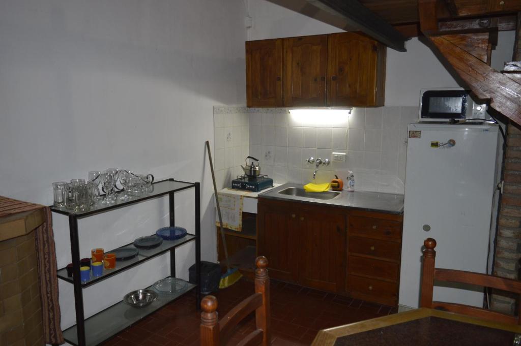 cocina con refrigerador blanca y fregadero en Cabañas Tres Ríos Vacacional en Villa Cura Brochero
