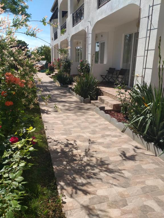 una pasarela frente a una casa con flores en Casa Royal Haveli, en Costinesti